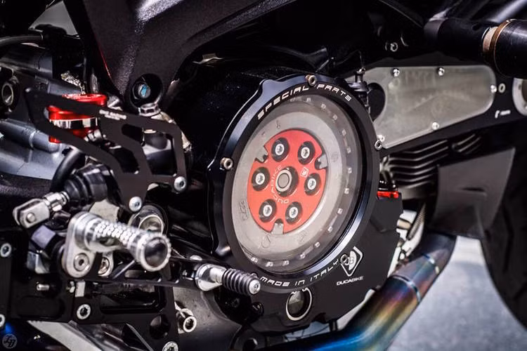 Cụm máy của Ducati Monster 796 đã được chủ nhân trang bị lốc nồi trong suốt, hàng hiệu. Bên cạnh đó là những chi tiết nhỏ như ốc, gẩy phanh... cũng được thay mới.
