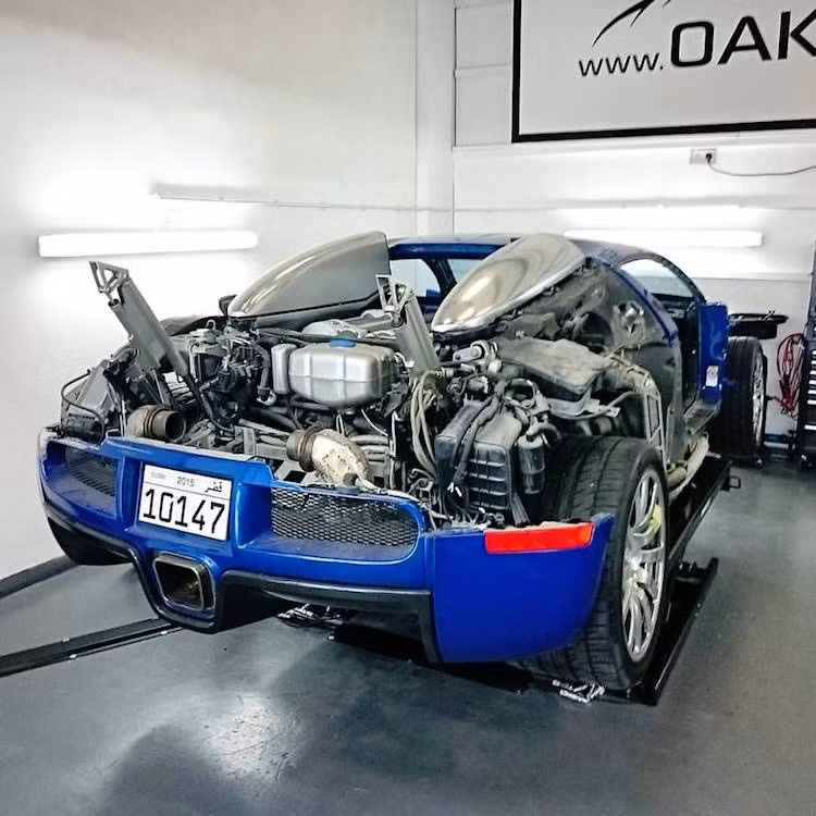 Khi thử nghiệm trên máy dyno, hiện chiếc Bugatti Veyron đời đầu này đang tạo ra công suất 988 mã lực và mô-men xoắn cực đại 1250 Nm. Tuy nhiên, mục tiêu của Oakley là nâng sức mạnh của xe thành 1600 mã lực.