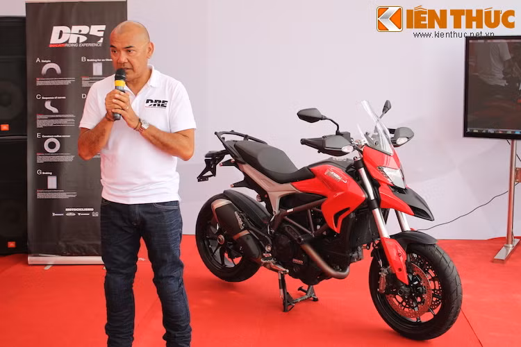 Học viên sẽ được ông Henry Iu - Huấn luyên viên chuyên nghiệp đến từ Đội huấn luyện kỹ năng lái xe Ducati truyền đạt kinh nghiệm và hướng dẫn trực tiếp.