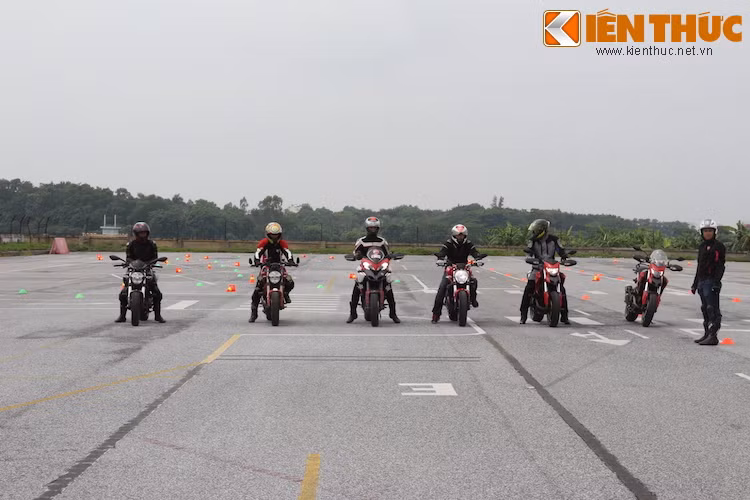Khoá học chính thức bắt đầu bằng bài tập kỹ năng sử dụng phanh khi điều khiển xe PKL.
