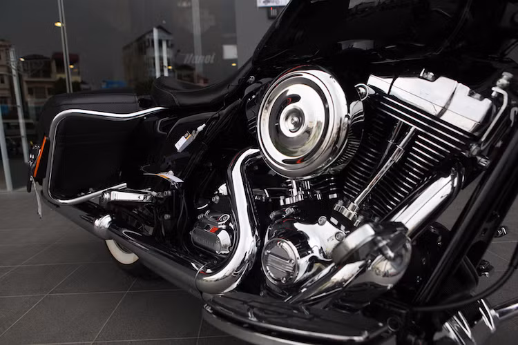 Chiếc Road King Classic này cũng sở hữu một số "đồ chơi" liên quan tới động cơ như các chi tiết nắp bộ truyền động thay mới được thu hẹp, bộ lọc gió mới gọn gàng hơn.