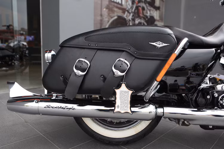 Ở hai bên bánh sau xe, Road King Classic sở hữu những thùng đựng đồ bọc da mang đậm phong cách cổ điển, trong khi những chiếc Road King CVO hiện đại hơn có thùng đồ sơn airbrush nghệ thuật trẻ trung hơn.