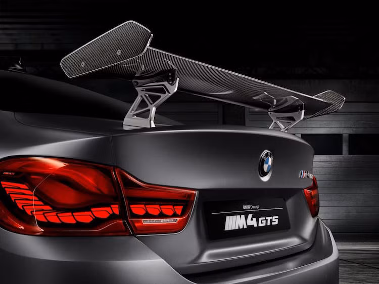 Ở phía sau, chiếc xe có đèn hậu OLED và cánh đuôi bằng sợi carbon.
