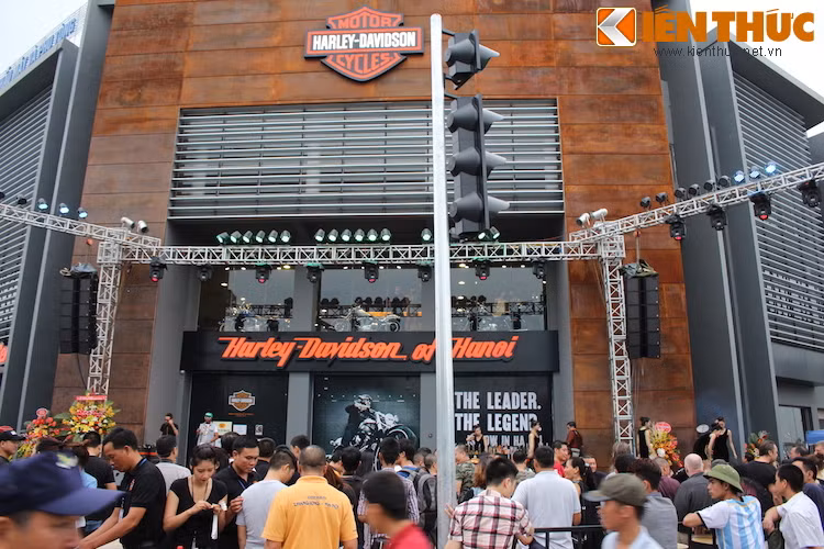 Ngay từ 17h chiều, khu vực trước showroom Harley-Davidson tại Hà Nội toạ ở 40 Ngô Gia Tự - Long Biên đã đông nghịt người.