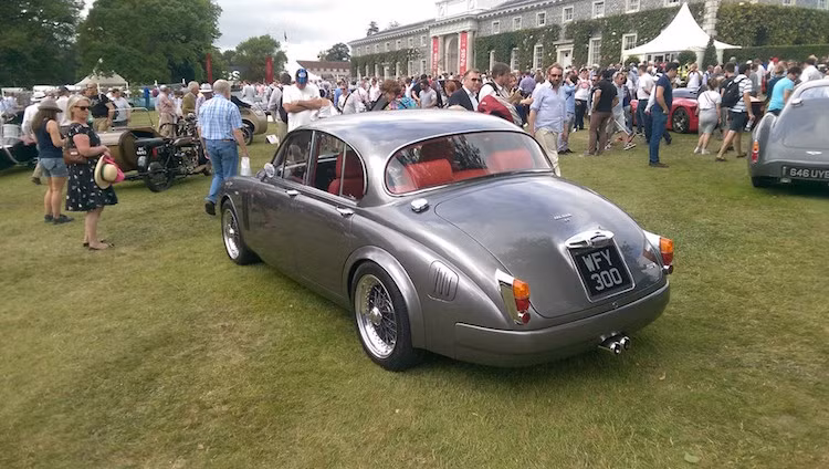 Trong hình là chiếc Jaguar Mark 2 được phục chế và "hiện đại hoá" của Ian Callum, nhà thiết kế đứng đằng sau hàng loạt những chiếc siêu xe nổi tiếng như Aston Martin DB9, Jaguar C-X75...