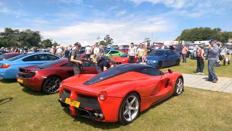 Chỉ đi dạo một vòng những bãi đỗ xe ở Goodwood, người ta có thể dễ dàng bắt gặp những chiếc La Ferrari, McLaren P1...