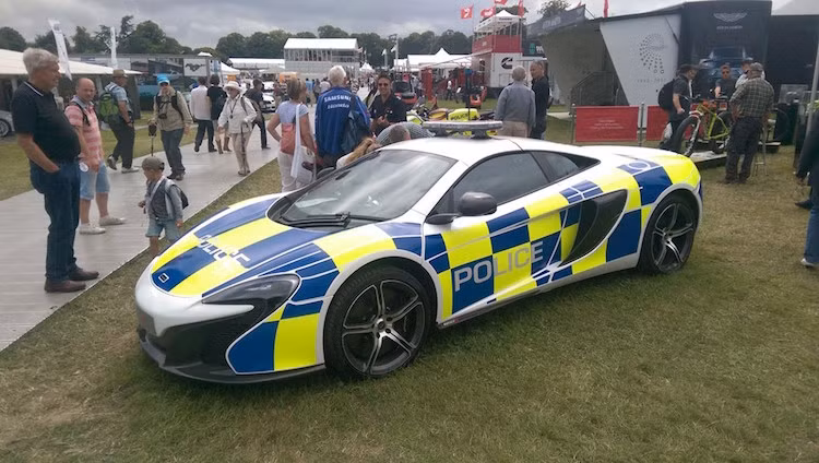 Cảnh sát vòng Sussex cũng đem tới trưng bày chiếc McLaren 650S của họ.