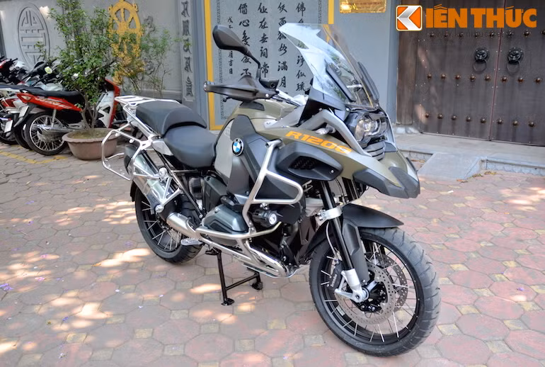 Ấn tượng đầu tiên khi ngắm nhìn R1200GS đó là chiếc xe có vẻ ngoài cực kỳ hầm hố, góc cạnh, thậm chí là hơi "hư cấu" như những robot trong phim khoa học viễn tưởng.