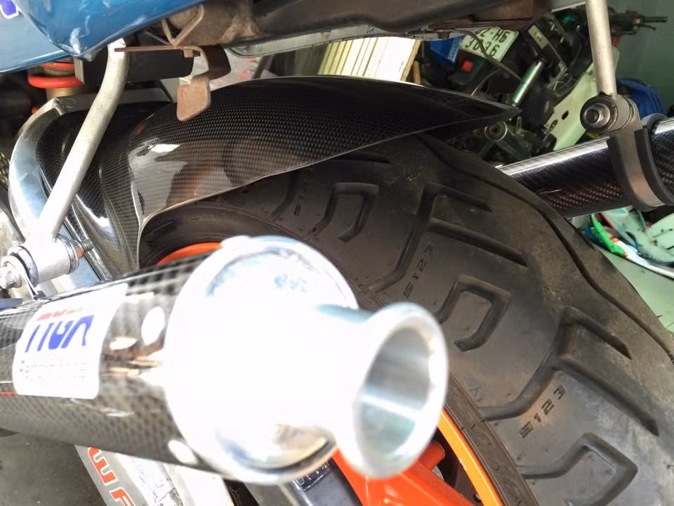Cả lốp trước và sau là của Michelin, đem tới độ bám đường cao.