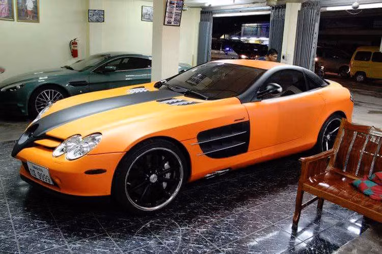 Siêu xe Mercedes SLR McLaren độ mâm và phối màu đen-vàng độc đáo, mang biển tứ quý 9.
