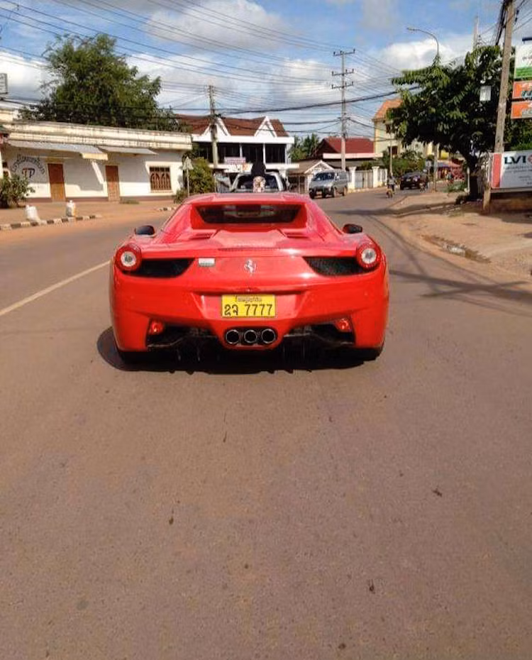 Một chiếc Ferrari 458 Spider với biển tứ quý 7 lăn bánh trên đất Lào.