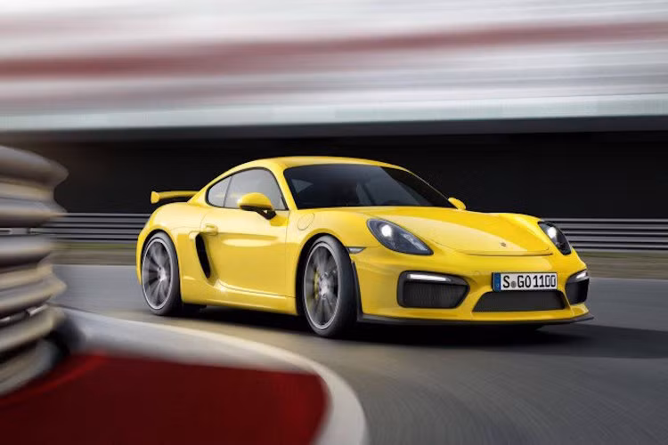 Trong toàn bộ những chiếc siêu xe trong danh sách đề cử, Cayman GT4 của Porsche là chiếc có giá rẻ nhất và cũng "thuần chất" nhất khi vẫn còn giữ lại hộp số sàn 6 cấp - trang bị gần như đã "tuyệt chủng" trên xe hơi hiện đại.