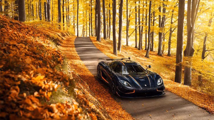 Siêu xe đắt tiền nhất trong danh sách này là chiếc Koenigsegg Agera RS, với giá lên tới 1,5 triệu USD (tương đương 33,8 tỷ đồng). Được coi là "cầu nối giữa 2 dòng xe Agera R và Regera, Agera RS có công suất lên tới 1160 mã lực và tốc độ tối đa ước tính lên tới trên 402 km/h.