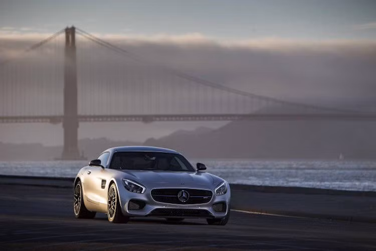 Chiếc xe thứ 2 của Mercedes trong danh sách là một siêu xe thuần chất: AMG GT. Sức mạnh của AMG GT được cung cấp bởi động cơ V8 tăng áp kép 4 lít đặt phía trước và dẫn động cầu sau.