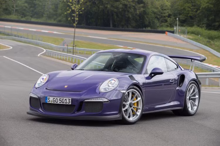 Porsche 911 GT3 RS hiện đang là chiếc siêu xe thể thao chất nhất của "gia đình" 911 đang được sản xuất, vừa mới được Porsche ra mắt tại triển lãm Geneva hồi tháng 3 năm nay. Dựa trên chiếc 911 GT3 vốn đã giống xe đua, GT3 RS còn được cải tiến mạnh mẽ hơn nữa để có thể đạt hiệu năng tối thượng trên đường đua.