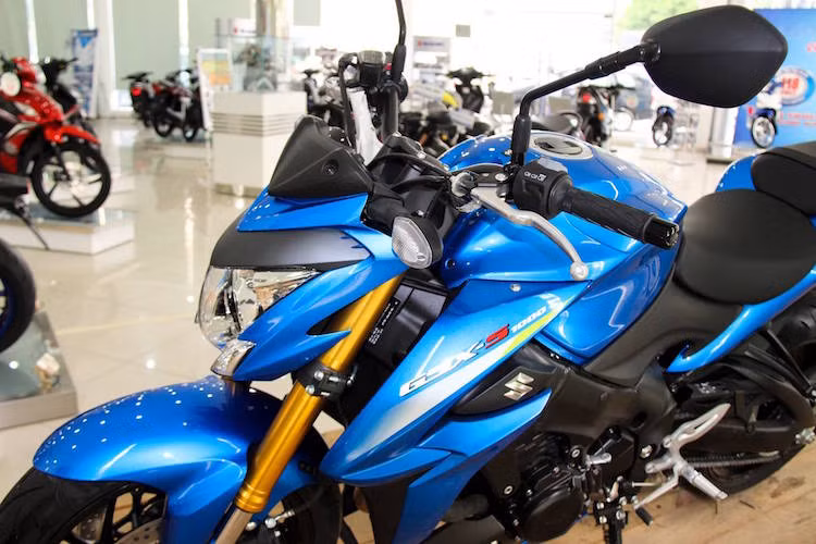 So với phiên bản được nhập về bởi các nhà nhập khẩu tư nhân, chiếc GSX-S1000 chính hãng đã được chỉnh sửa lại khi đăng kiểm theo tiêu chuẩn Việt Nam.