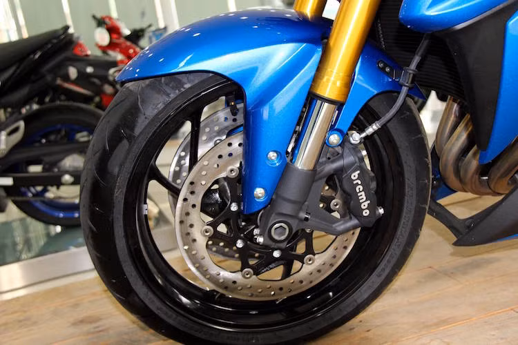 Xe được trang bị cặp mâm 3 cánh kép xoắn, phuộc USD và 2 phanh đĩa Brembo ở phía trước.