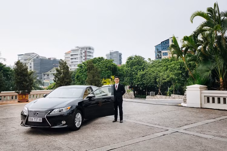 Đặc biệt, với thiết kế động cơ dẫn động cầu trước, ES350 là mẫu xe duy nhất trong phân khúc có hàng ghế sau thoải mái cho cả 3 người ngồi. Cabin của xe cũng được cách âm tốt để thưởng thức dàn âm thanh 8 loa với đầu CD, USB / iPod®…