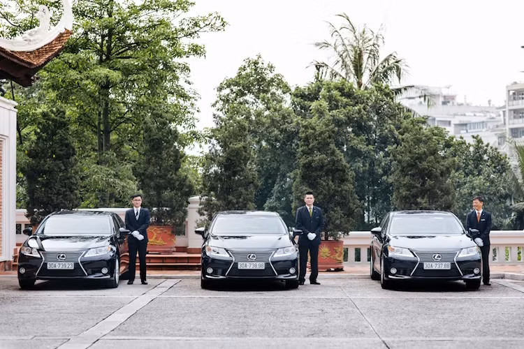 Tại Việt Nam, Lexus ES 350 đang được bán với giá niêm yết 2,531 tỷ đồng.