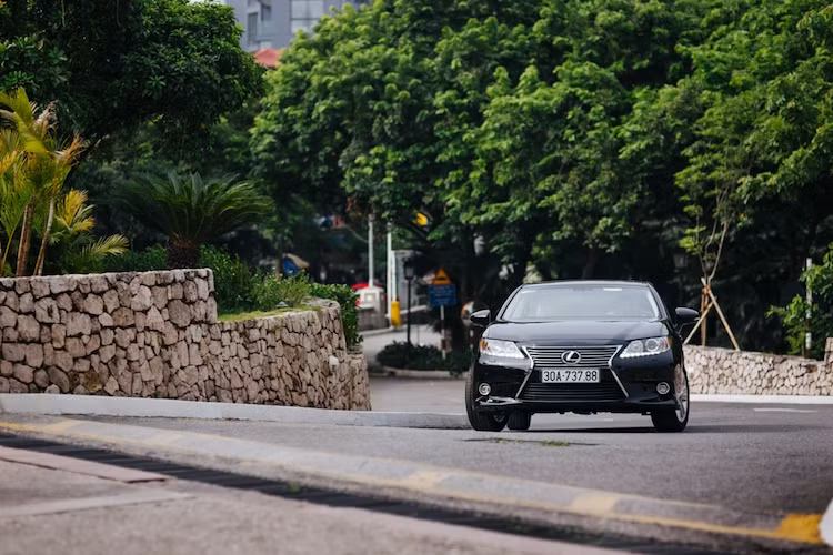 Một số trang bị tiện nghi khác trên Lexus ES 350 gồm Hệ thống điều hòa 3 vùng độc lập với khả năng lọc bụi có kích thước bằng hạt phấn hoa, cửa kính được trang bị cách âm và chắn tia UV, ghế trước điều chỉnh điện theo 10 hướng và có quạt gió...