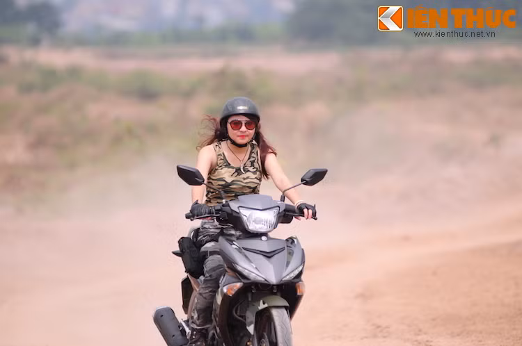 Mặc dù mạnh mẽ nhưng do có kiểu dáng underbone và tư thế ngồi thoải mái, Exciter 150 Camo vẫn rất dễ điều khiển, ngay cả đối với các bạn nữ.