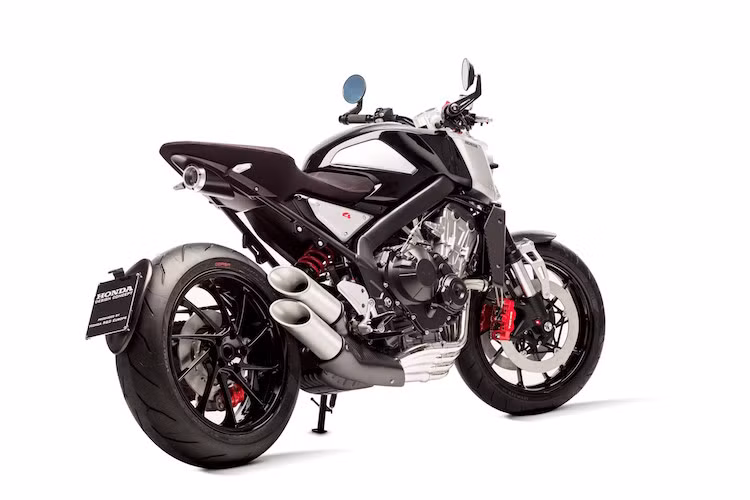 Được làm chủ yếu từ nhôm, các chi tiết trên CB4 concept có màu bạc kết hợp với đen - hai gam màu chưa bao giờ lỗi thời.