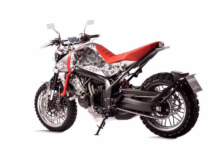 Chắn bùn trước của xe có hình dáng góc cạnh hơn, cùng với thân xe sơn camo và các chi tiết màu cam như yên, khung chống đổ... đem tới cho Six50 vẻ cá tính và mạnh mẽ, thể hiện rõ tinh thần tự do của kiểu dáng Scrambler.