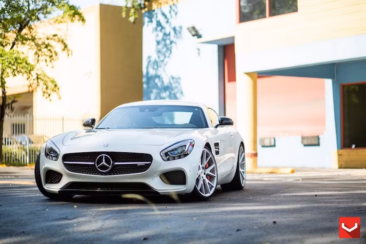 Với thiết kế 6 cánh kép mảnh dẻ, chiếc xe vẫn giữ lại được nét tinh tế của Mercedes...