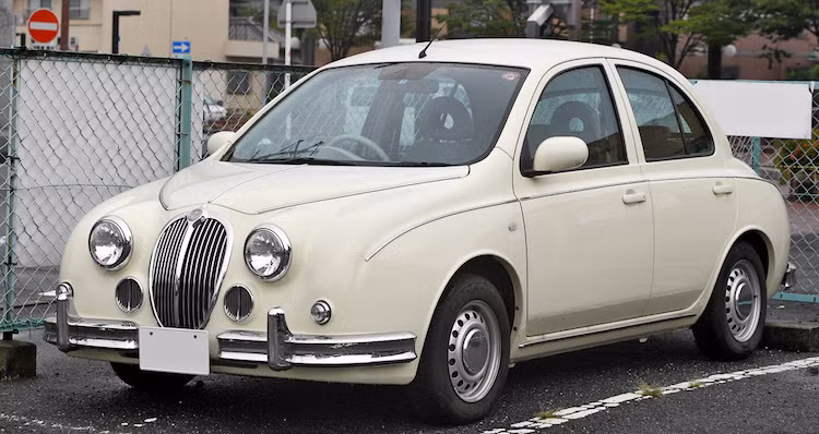 Mitsuoka Viewt, dựa trên cơ sở Nissan Micra nhưng có dạng sedan "bắt chước" theo chiếc Jaguar Mark 2 từ cuối những năm 50.