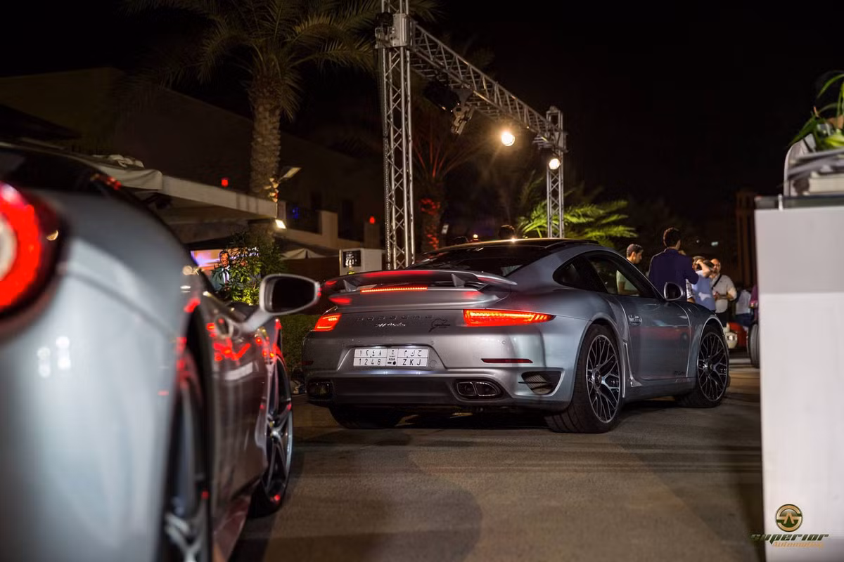 Một chiếc Ferrari 458 Italia "nối đuôi" Porsche 911 Turbo S tại sự kiện.