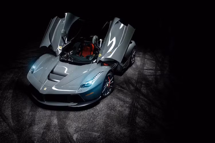 Giống như những mẫu Ferrari khác, bất kỳ thay đổi nào được chủ nhân chiếc xe thực hiện mà không qua đại lý chính hãng cũng sẽ khiến giá trị xe giảm mạnh. Tuy nhiên điều đó không ngăn cản người chủ một chiếc LaFerrari độ lại bộ mâm của xe.