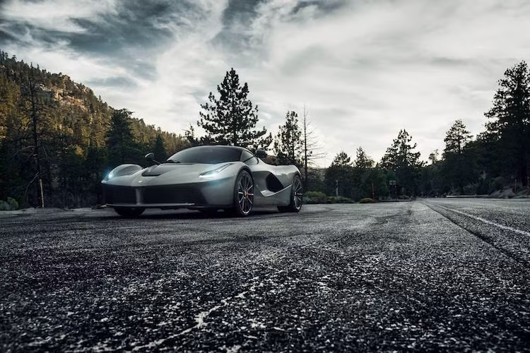 Có số lượng sản xuất chỉ 499 chiếc, LaFerrari là một mẫu xe siêu hiếm và siêu đắt khi mỗi chiếc có giá khởi điểm hơn 1 triệu USD khi mới ra. Tuy nhiên hiện nay, do cả 499 chiếc đã được bán hết nên một chiếc LaFerrari cũ có giá dao động tới 3 triệu USD.