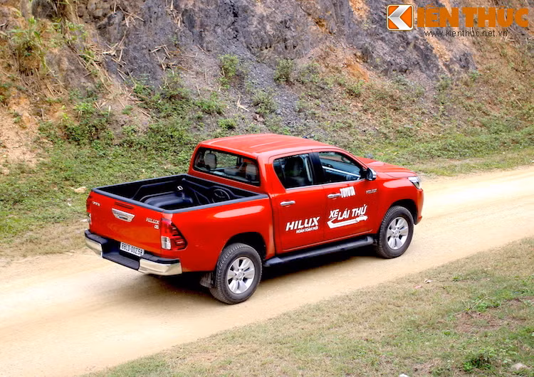 Trải nghiệm sau tay lái của Hilux cho thấy chiếc xe có khả năng điều khiển nhẹ và chính xác, dù vẫn sử dụng hệ thống lái thủy lực. Với trọng tâm cao, Hilux đem tới cảm giác hơi "rợn" khi vào cua nhanh nhưng nhờ có hệ thống ổn định điện tử và kiểm soát lực kéo, chiếc xe vẫn giữ được cả 4 bánh trên đường.
