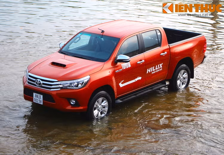 Ở thế hệ mới nhất này, Hilux mới sở hữu thiết kế khỏe khoắn hơn, nhưng cũng đồng thời cao cấp và hiện đại hơn nhiều so với model cũ. So với các đối thủ như Ford Ranger hay Mazda BT50, Hilux sở hữu thiết kế có phần "trung tính" hơn.