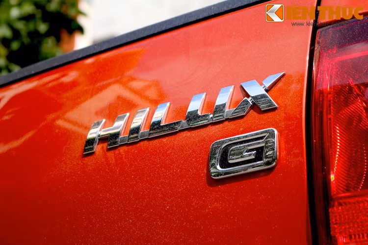 Phiên bản Hilux được Lăn Bánh thử nghiệm là bản 3.0G AT cao cấp nhất. Ngoài ra chiếc xe còn có thêm 2 phiên bản thấp hơn là 2.5E MT và 3.0G MT.