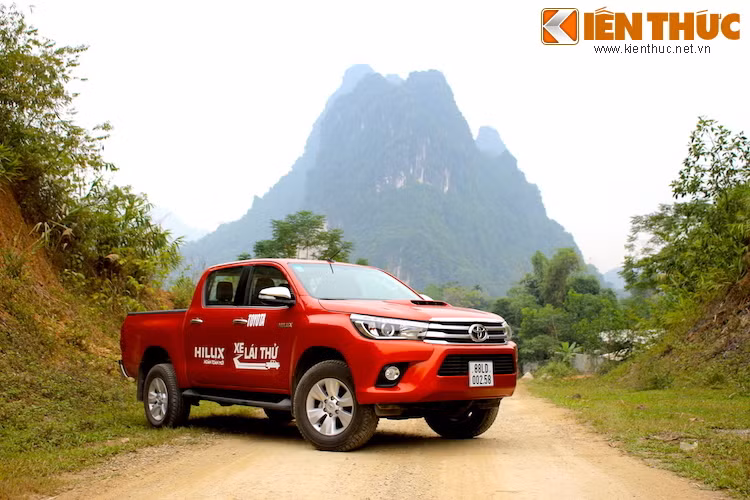 Dù hơi "thiệt" về công suất và trang bị so với Ranger và một số đối thủ khác nhưng bù lại, Hilux đem tới trải nghiệm lái cân bằng và ổn định trên nhiều điều kiện khác nhau. Hiện tại, phiên bản Hilux 3.0G AT như chiếc xe được test trong bài viết này đang được Toyota bán với giá 877 triệu đồng.