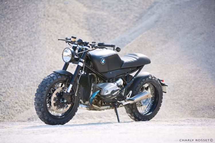 "Tác phẩm" sau khi hoàn thành của Lazareth là một chiếc BMW R1200R cực kỳ độc đáo, với kiểu dáng "lai" giữa scrambler và cafe racer.