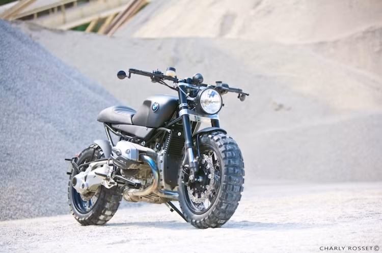 Giảm xóc trước dạng Telelever của BMW R1200R đã được thay bằng cặp phuộc USD từ Yamaha R6, kèm theo đó là các phanh đĩa với đường kính 320 mm, kèm theo heo 4 pis ở mỗi bên bánh.
