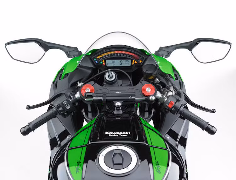 Hệ thống điện tử của ZX-10R được xây dựng trên một bộ điều khiển trung tâm của Bosch, có khả năng thu thập các thông tin khác nhau như lực phanh, độ mở tay ga, vòng tua máy... và phân tích bằng phần mềm đặc biệt của hãng để điều chỉnh lại các chế độ lái một cách tự động giống xe đua WSBK.