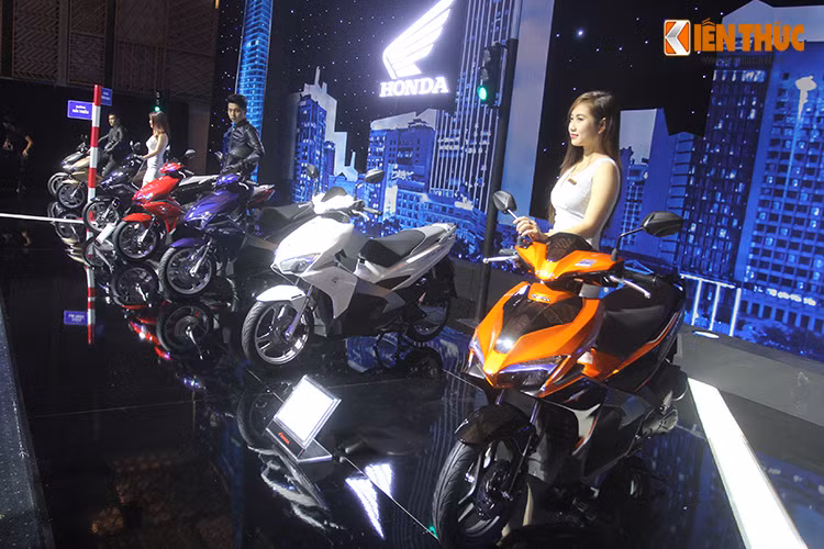 Air Blade 2015 mới sẽ được bán ra vào ngày 1/12/2015 với chế độ bảo hành mới 3 năm hoặc 30.000km. Xe sẽ được bán với 3 phiên bản là Thể thao, Cao cấp và Sơn từ tính cao cấp với giá lần lượt là 37,9 - 39,9 và 40,9 triệu đồng.