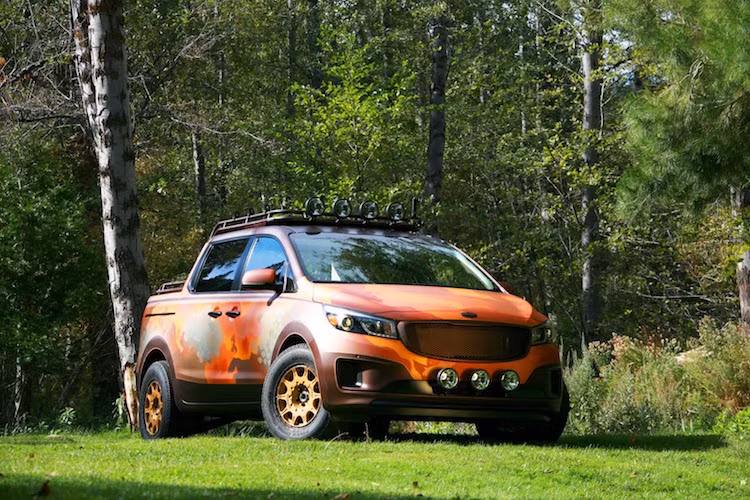 Ngoài chiếc Sorento nêu trên, LGE-CTS Motorsports còn chế tạo cho Kia một mẫu Sedona đặc biệt với tên gọi Photo Safari.