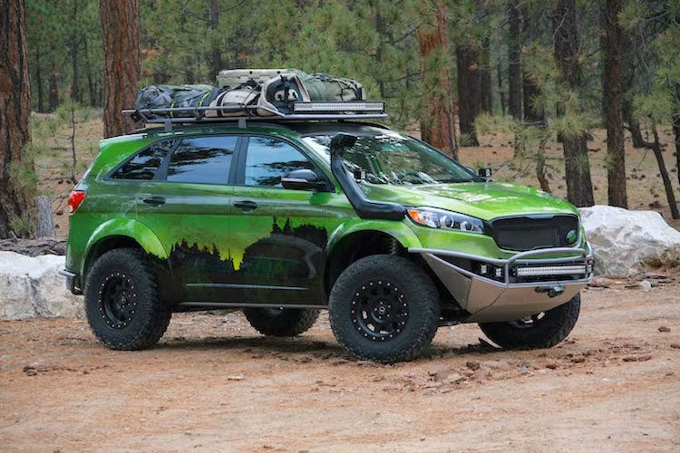 Mở đầu loạt xế độ của KIA tại triển lãm SEMA 2015 là chiếc Sorento đặc biệt, có tên gọi PacWest Adventure và được chế tạo thủ công bởi xưởng LGE-CTS Motorsports.