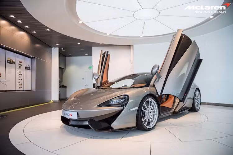 Cửa mở lật lên kiểu "cắt kéo" của 570S được McLaren sử dụng trên những siêu xe của hãng trong thời gian gần đây.