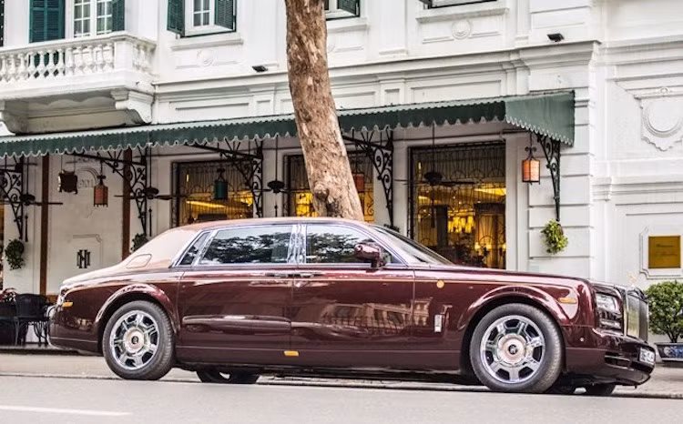 Mẫu xe đắt nhất được nhập về Việt Nam trong năm qua có lẽ là Rolls-Royce Phantom phiên bản đặc biệt Mặt trời phương Đông, với giá được nhiều người am hiểu về xe đánh giá rằng có thể lên tới 51 tỷ đồng.
