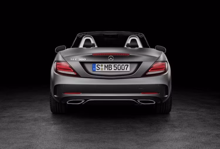 Có công suất chỉ 154 mã lực, động cơ này giúp SLK 180 tăng tốc từ 0-100 km/h trong 7,9 giây, tốc độ tối đa 226 km/h và có mức tiêu thụ nhiên liệu chỉ 5,6 lít/100 km.