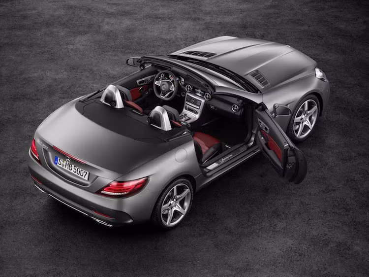 Bộ mui xếp cứng thủy lực - điện của SLK cũng được Mercedes cải tiến trên SLC, với khả năng đóng mở ở tốc độ tối đa 40 km/h.