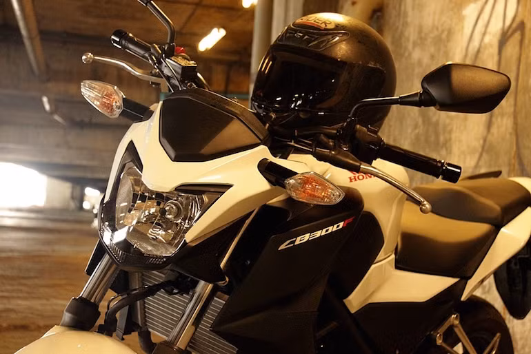 Điều này khiến cho CB300F có vẻ đẹp đơn giản nhưng năng động, hiện đại.
