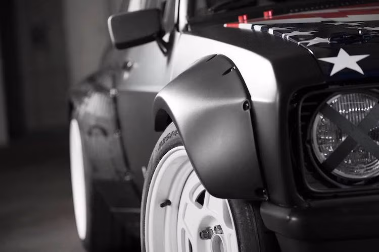 Về ngoại hình, chiếc xe đã được lắp bộ widebody do hãng Rocket Bunny của Nhật "thửa riêng", mâm fifteen52 hình sao nổi bật cùng nước sơn màu đen mờ.