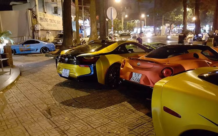 Từ trái sang: Toyota Supra độ widebody kiểu Liberty Walk, BMW i8 bán toàn thân màu vàng, Alfa Romeo 4C và Chevrolet Corvette C6.