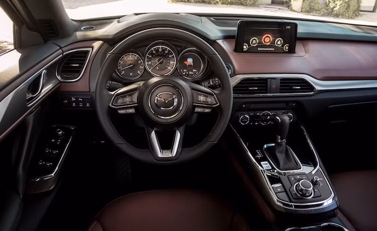 Cũng giống như các dòng xe mới của Mazda, nội thất của CX-9 được thiết kế theo phong cách tối giản, hướng tới người lái. Trên bảng táp-lô là hệ thống thông tin giải trí Mazda Connect thế hệ mới với màn hình cảm ứng 7 hoặc 8 inch. Ngoài ra, người lái còn có thêm màn hình trên bảng đồng hồ và chiếu trên kính xe.